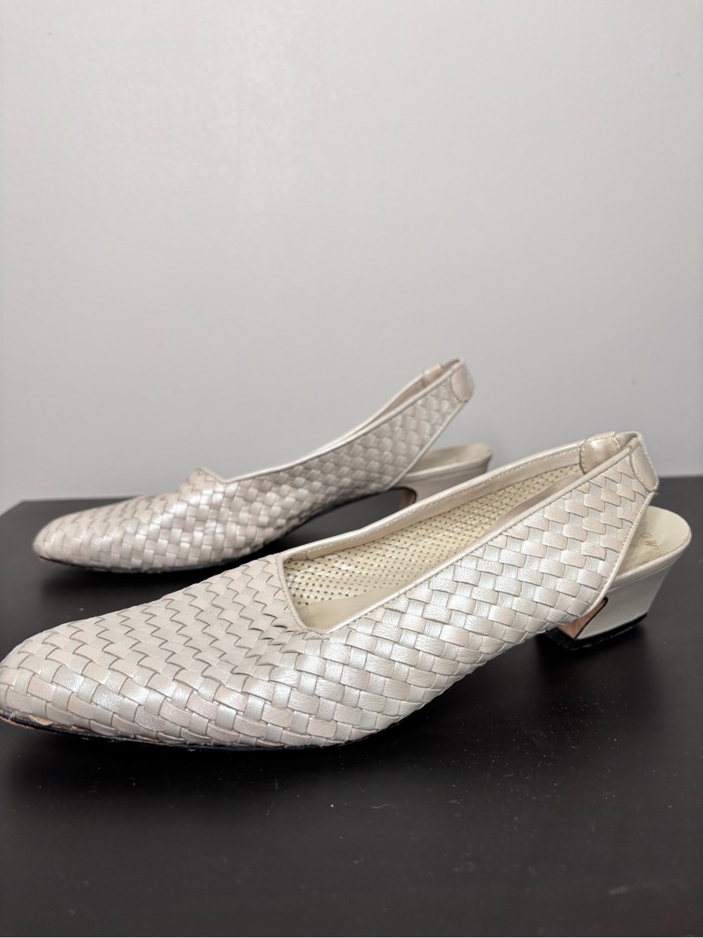 Amalfi by Rangoni Slingback Kitten Heels Woven Leather Cream Size 8 AA